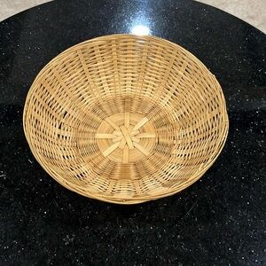SMALL ROUND WICKER BASKET